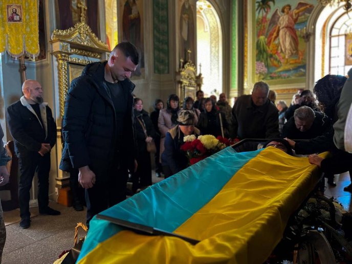 Мукачево попрощалось із молодим захисником, який загинув на війні – 03