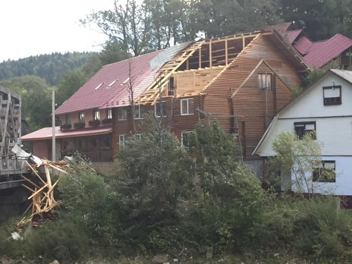 З’явилися фото наслідків страшної негоди на Закарпатті – 02