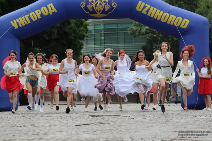 Весільна сукня та кросівки: в Ужгороді відбувся забіг у стилі "наречена-втікачка" – 07
