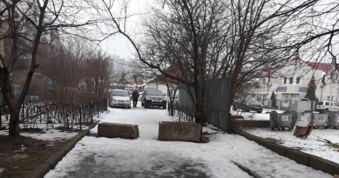 В Ужгороді прибрали обмежувачі руху автотранспорту – 01