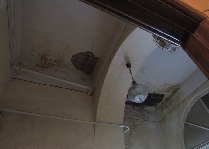 У центрі Мукачева розвалюється будівля – 05