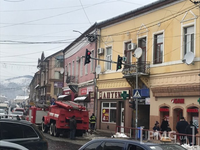 У центрі Мукачева горить дах багатоквартирного будинку – 04 У центрі Мукачева горить дах багатоквартирного будинку – 04