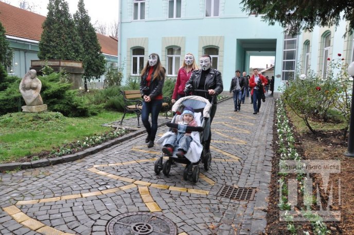 У Мукачеві відбувся соціальний флешмоб, в рамках якого розбили телевізор (ФОТО) – 12