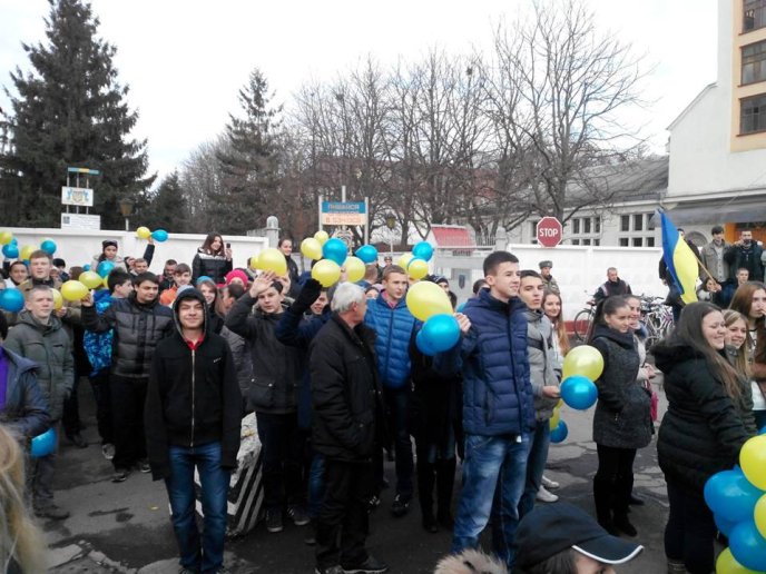 Зі сльозами на очах виноградівці зустрічали бійців 128-ої бригади (ФОТО) – 01