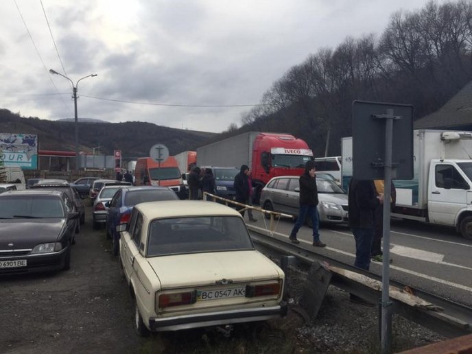 Траса "Київ-Чоп" перекрита вже другу годину: пряма трансляція – 01