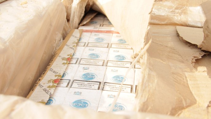 На Закарпатті під паливними брекетами виявили партію контрабандних цигарок – 04