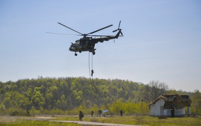 Президент відвідав військові навчання на Ужгородщині – 01