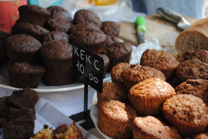 В Ужгороді проходить благодійна "Міська барахолка" – 01