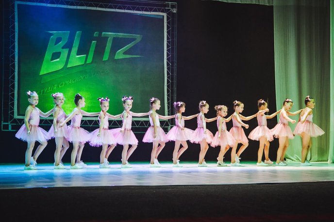 В Ужгороді студія сучасного танцю «Бліц» провела звітний концерт – 08