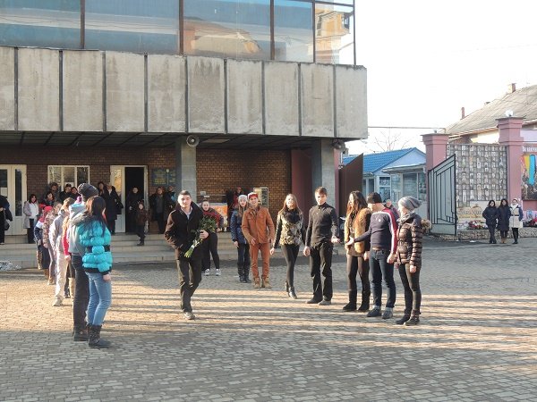 До Дня святого Валентина у центрі Берегова чоловік оригінально освідчився дівчині у коханні (ФОТО) – 05