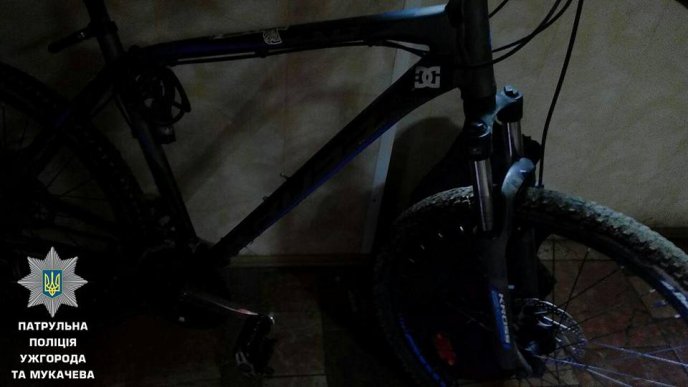 Побачивши патрульних, чоловік почав тікати із пилососом за спиною – 03