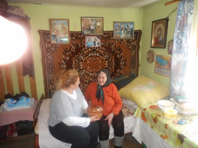 Малозабезпечені, одинокі та хворі мешканці Рахівщини і Тячівщини отримали паски – 05