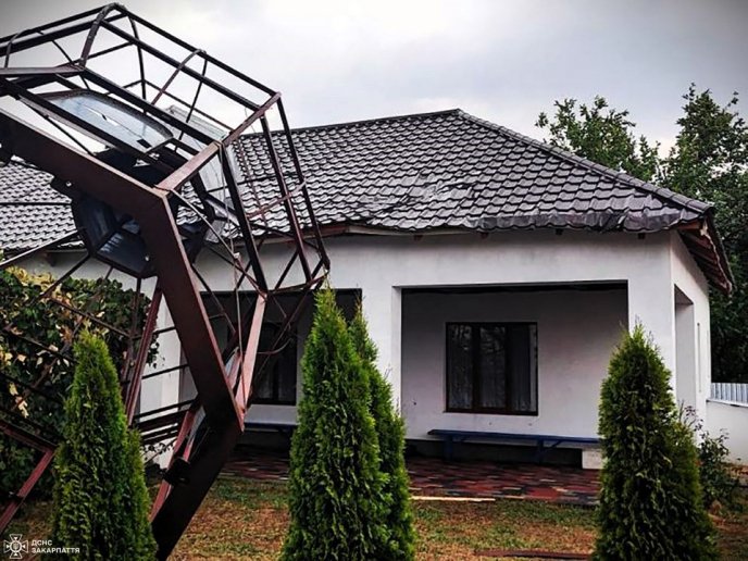 Повалені дерева, пошкоджені дахи, знеструмлені села: наслідки негоди на Закарпатті – 04