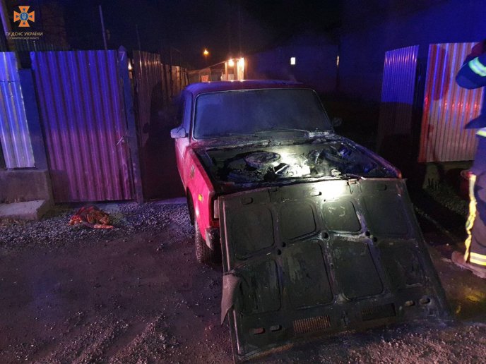 Рятувальники показали фото обгорілого автомобіля, який палав вчора ввечері – 02 Рятувальники показали фото обгорілого автомобіля, який палав вчора ввечері – 02