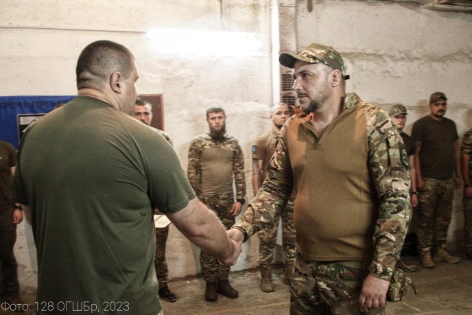 Командир 128 бригади вручив воїнам нагороди, відзнаки й чергові звання – 03