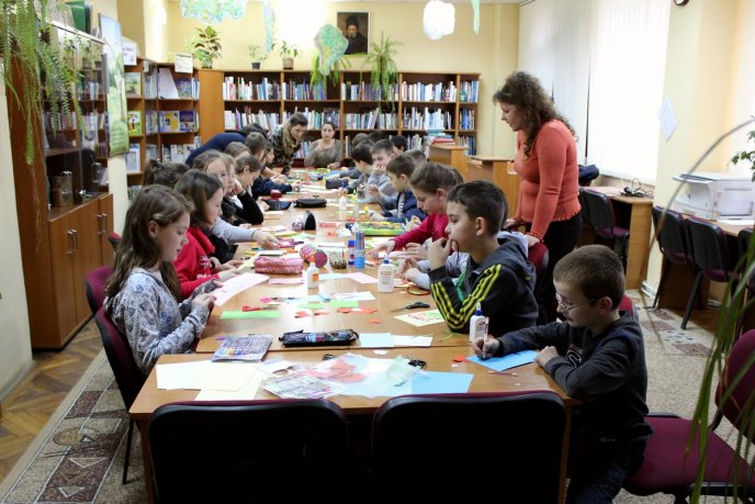 Закарпатські школярі виготовляли валентинки для однолітків зі Сходу України – 03