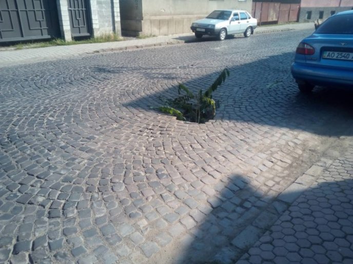 У центрі Мукачева на дорозі утворилось провалля – 02