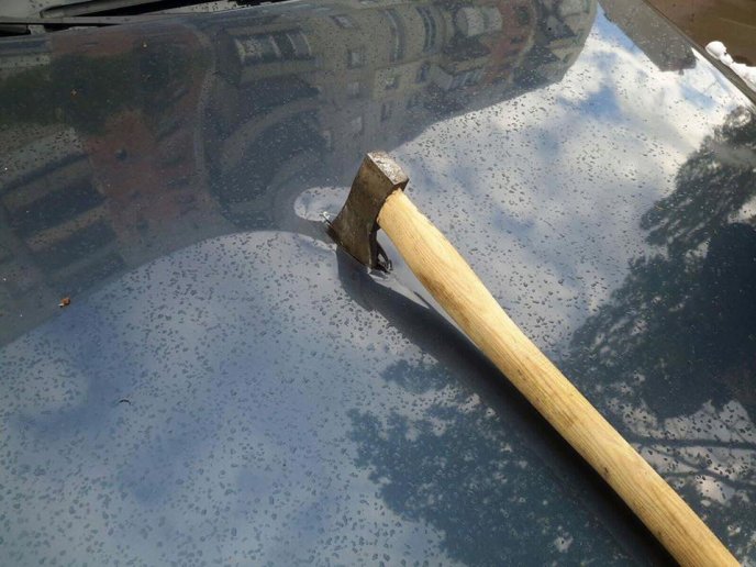 Активісту "Спеціального контролю" сокирою пошкодили авто – 04