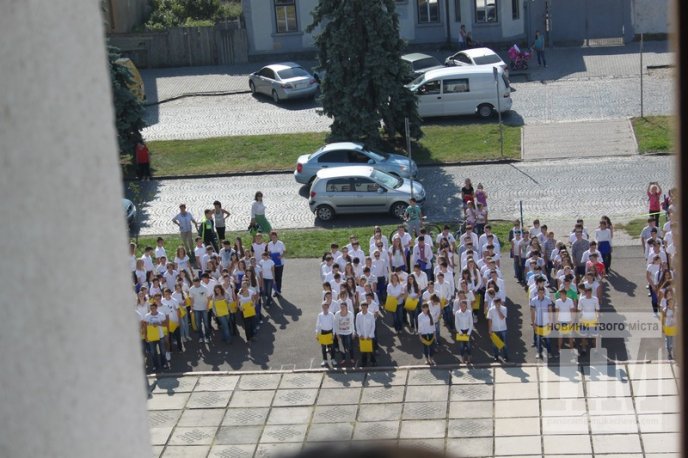Мукачівські школярі присвятили патріотичний флешмоб єдиній Україні (ФОТОРЕПОРТАЖ) – 04