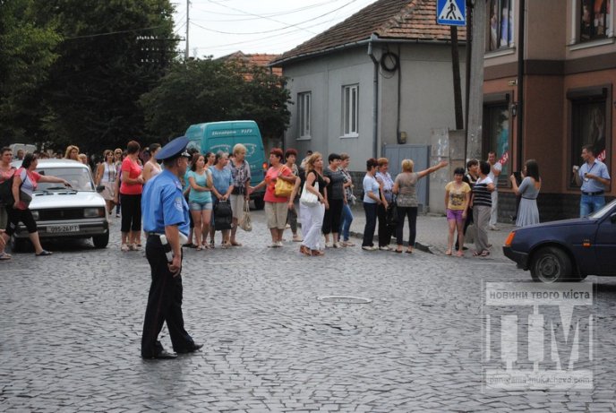 Сьогодні Мукачево мітингувало: сотні жінок перекрили дорогу та вимагали не забирати чоловіків у армію (ФОТО) – 32