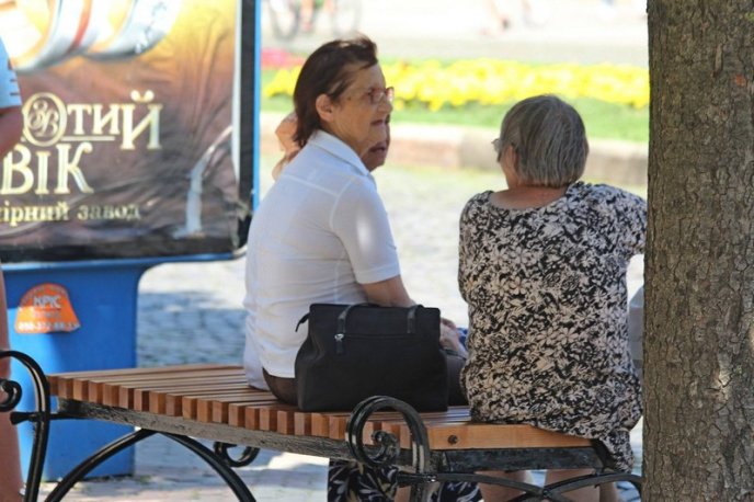 У центрі Мукачева оновлюють лавиці – 08