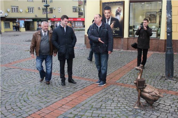 У Мукачеві з’явились дві дотепні скульптурки: гуска-фотограф та гуска-турист – 03