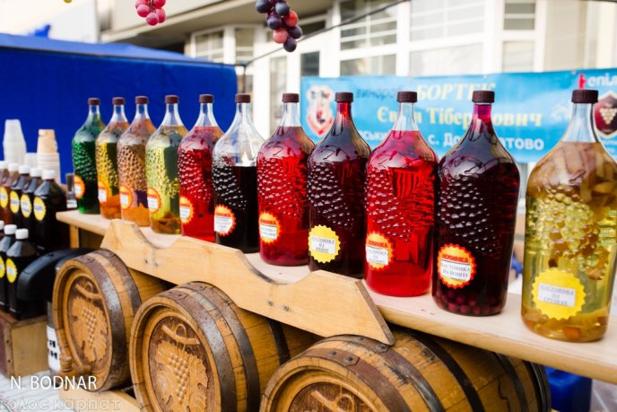 Мед, вино, бринза, сир та ковбаси: в Ужгороді стартував смачний фестиваль – 11