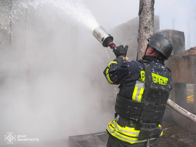 Рятувальники показали, як ліквідовували наслідки удару дронів на Закарпатті – 02