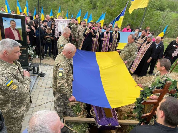 В одній із громад попрощались із молодим захисником – 05