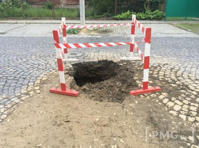 У Мукачеві посеред дороги утворилось провалля завглибшки понад метр – 02