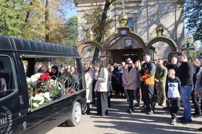 В останню путь провели закарпатця, який повернувся з Канади, щоб захищати рідну землю – 04