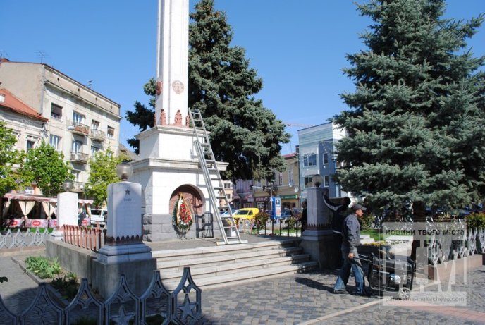 З обеліску слави у центрі Мукачева збивають радянську символіку (ФОТО) – 07