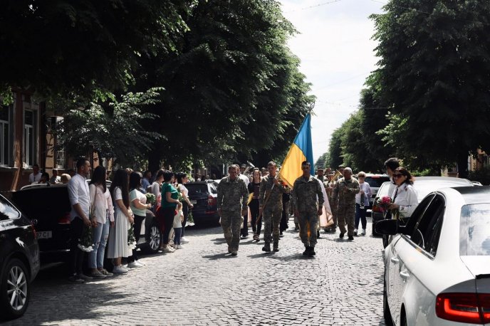 На похорон прийшли сотні людей: Мукачево попрощалося із Романом Жуком – 01