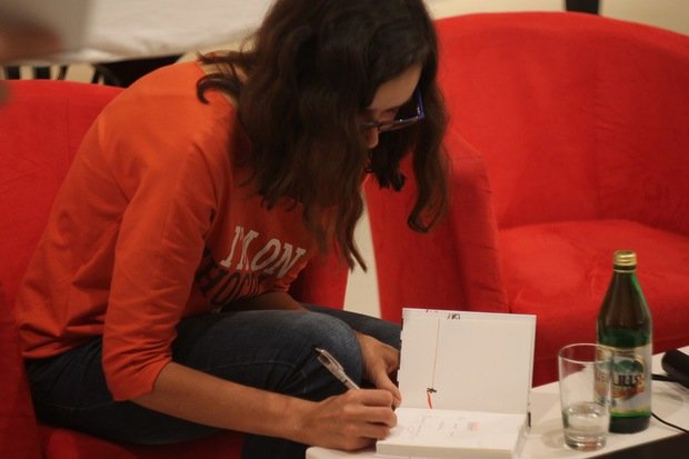 В Ужгороді представили поетичну збірку «Абрикоси Донбасу» – 02