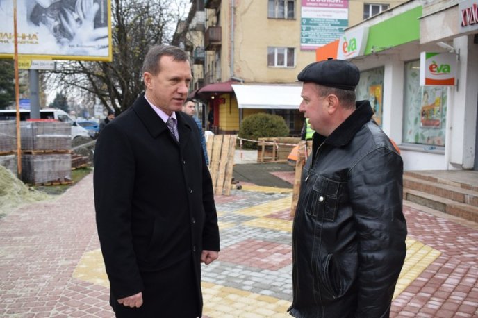 В Ужгороді викладають бруківкою тротуар на проспекті Свободи – 06