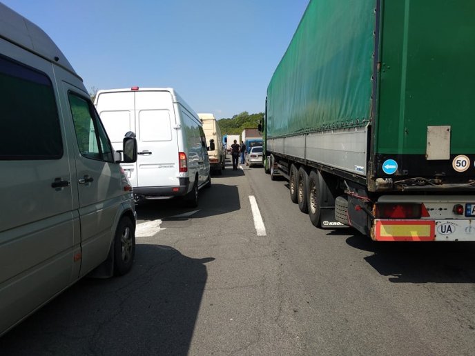 На трасі Київ-Чоп утворилися кілометрові затори – 06