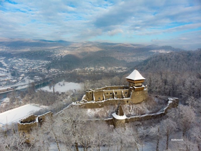 У мережі опублікували казкові фото засніженого Невицького замку – 02