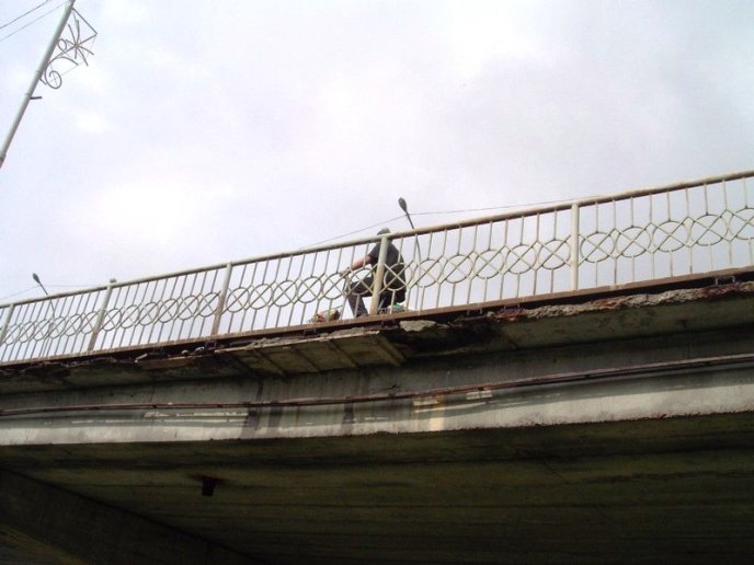 В Мукачеві міст, по якому щоденно ходять люди, перебуває в жалюгідному стані (ФОТО) – 01