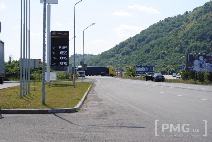 Під час перестрілки у Мукачеві кулі влучили у автосалон "Skoda", АЗС та автомобілі, які проїжджали трасою – 04