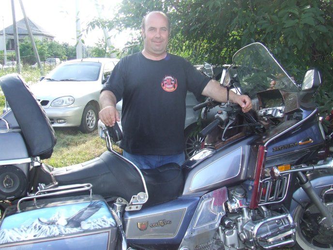 Вершник у рясі: у Берегові живе і працює священик-байкер  – 02