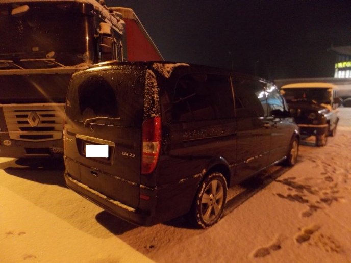 На Закарпатті затримано дипломата, який перевозив значну партію сигарет – 01