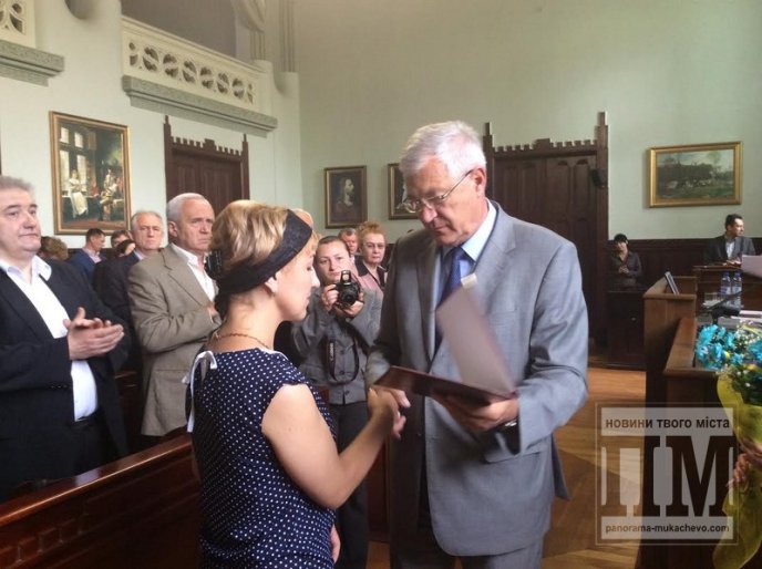 Родинам військових мукачівців, що загинули в зоні АТО, вручили посмертні нагороди їх Героїв (ФОТО) – 06