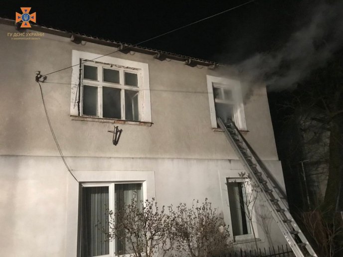 Під час пожежі в Хусті врятували жінку – 02 Під час пожежі в Хусті врятували жінку – 02