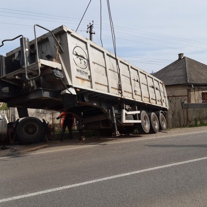 На Закарпатті вантажівка в’їхала у паркан житлового будинку – 02