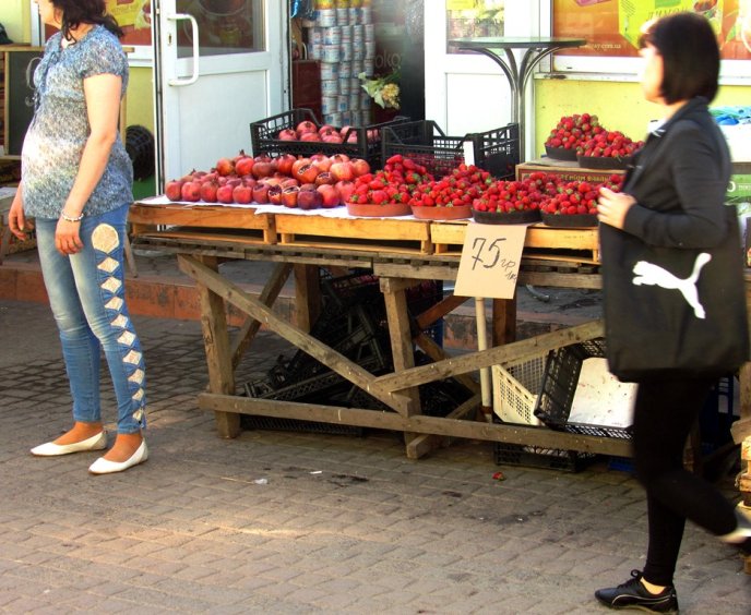 На ринку в Мукачеві вже продають черешні, а полуниця відчутно здешевшала – 01