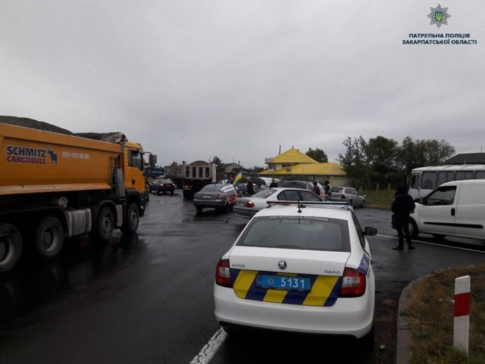 На виїзді з Ужгорода було ускладнено рух транспорту: мітингували власники "євроблях" – 01