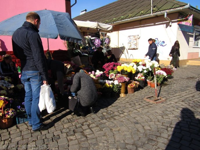Вінки, свічки та квіти: у скільки обійдеться вшанувати пам’ять померлих у Мукачеві – 10