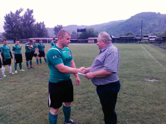 Василь Петьовка підтримав футбольні команди Тячівщини та Рахівщини – 08