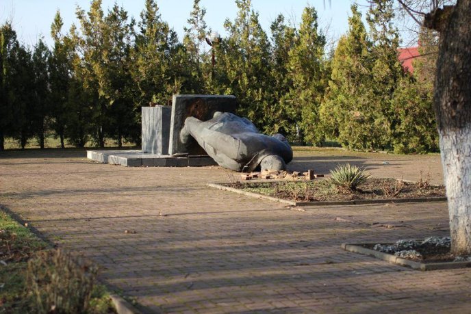 "Ленінопад" у Закарпатті: у Чопі більше немає пам’ятника Леніну (ФОТО) – 04