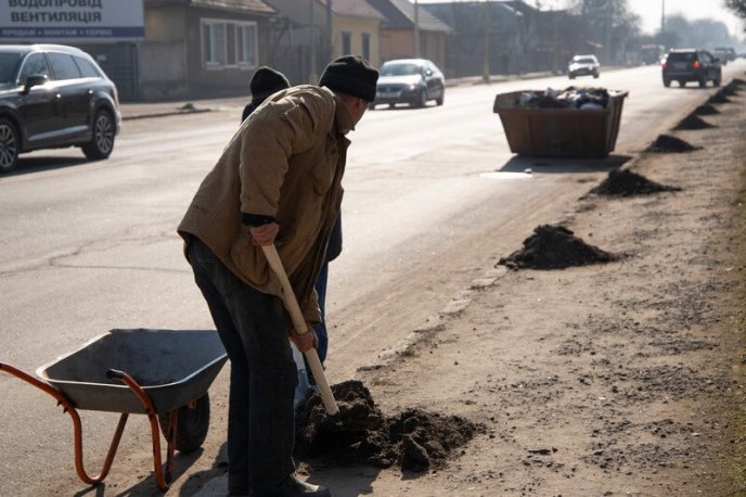 Ужгород прибирають після зими – 04